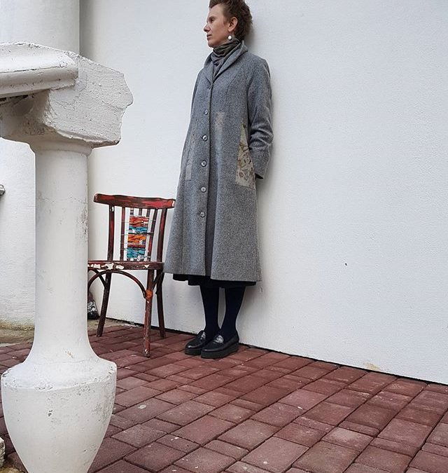 Возьми меня за руку. Стой.